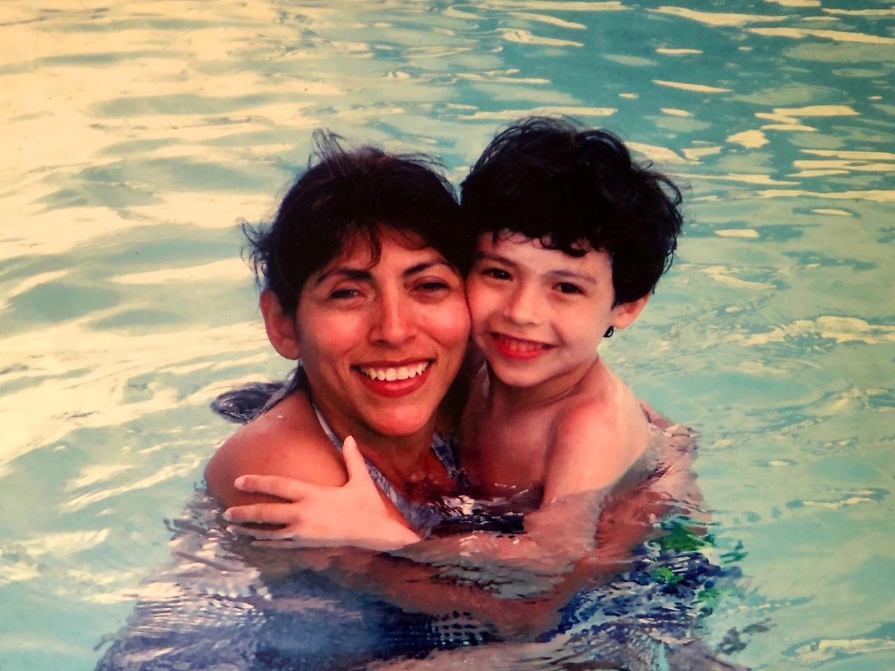 Mutter Gina und Sohn Aidan im Wasser.