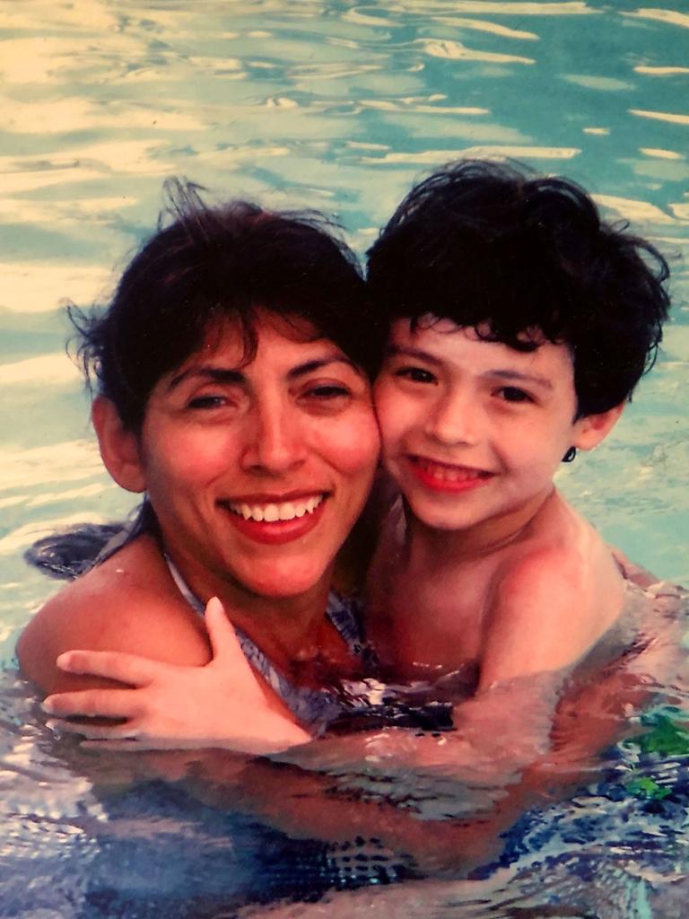 Mutter Gina und Sohn Aidan im Wasser.