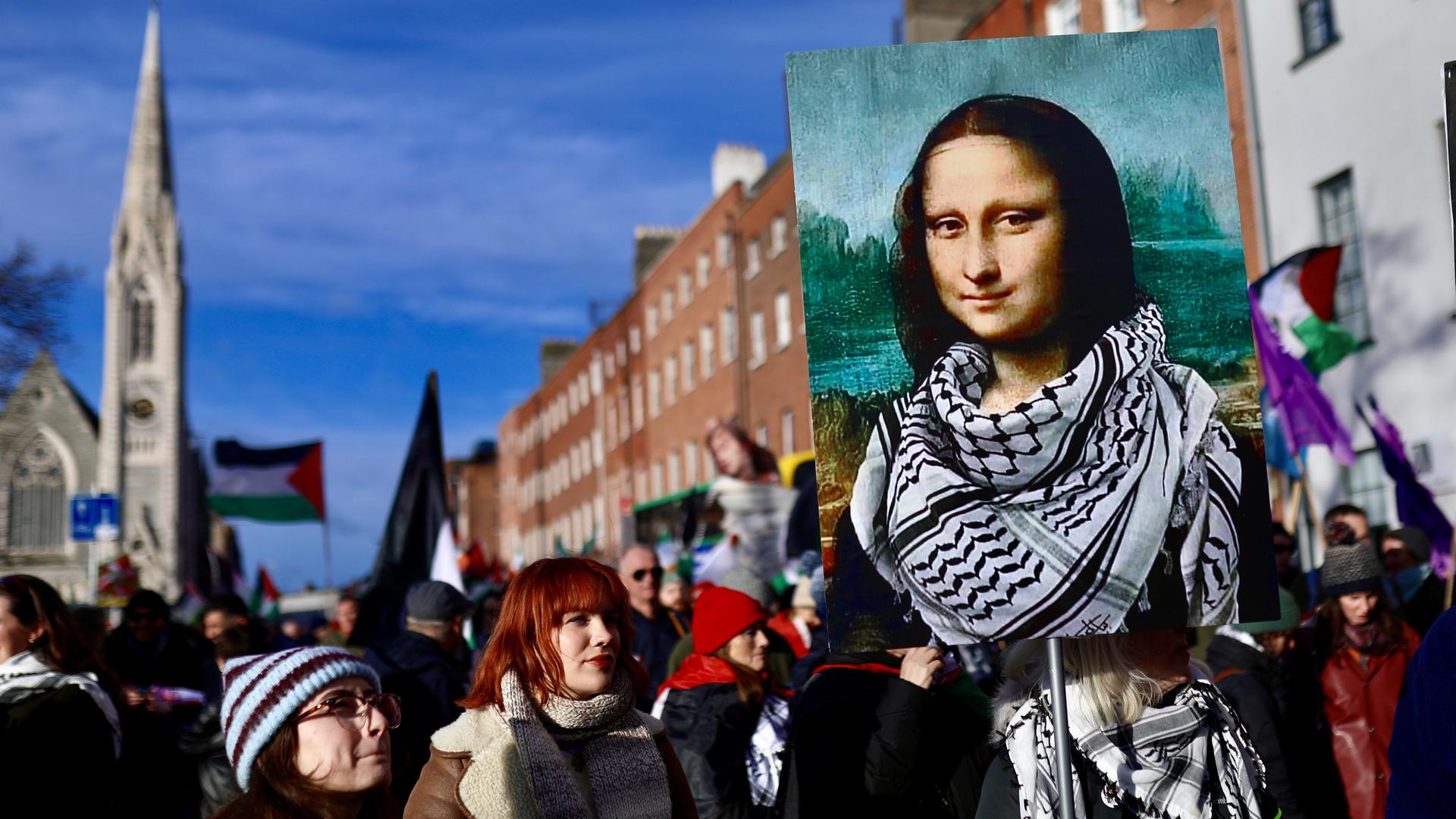 Pro-palästinensische Demonstranten gehen auf der O’Connell Street in Dublin im November 2025. Auf einem Protestschild trägt die Mona Lisa ein schwarz-weisses Palästinensertuch