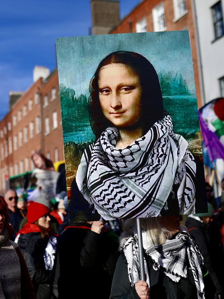 Pro-palästinensische Demonstranten gehen auf der O’Connell Street in Dublin im November 2025. Auf einem Protestschild trägt die Mona Lisa ein schwarz-weisses Palästinensertuch Pro-palästinensische Demonstranten gehen auf der O’Connell Street in Dublin im November 2025. Auf einem Protestschild trägt die Mona Lisa ein schwarz-weisses Palästinensertuch