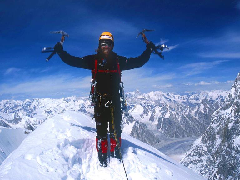 Die Aufnahme vom Juli 2001 zeigt den Extrembergsteiger Thomas Huber in 6920 m Höhe auf dem Gipfel des Ogre III im pakistanischen Karakorum. Das landessprachliche Wort "Ogre" bedeutet übersetzt "Menschenfresser". Der 34-jährige Berchtesgadener und sein ein Jahr jüngerer Brunder Alexander sind in der Bergsteigerszene fast schon Legende. Beide beherrschen das Klettern im sogenannten XI. Grad, an den sich weltweit nur ein paar Dutzend Extremkletterer wagen. So wurde Thomas Huber auch mit dem "Oscar" für Extrembergsteier, dem "Piolet d'or" (Goldener Eispickel) ausgezeichnet .