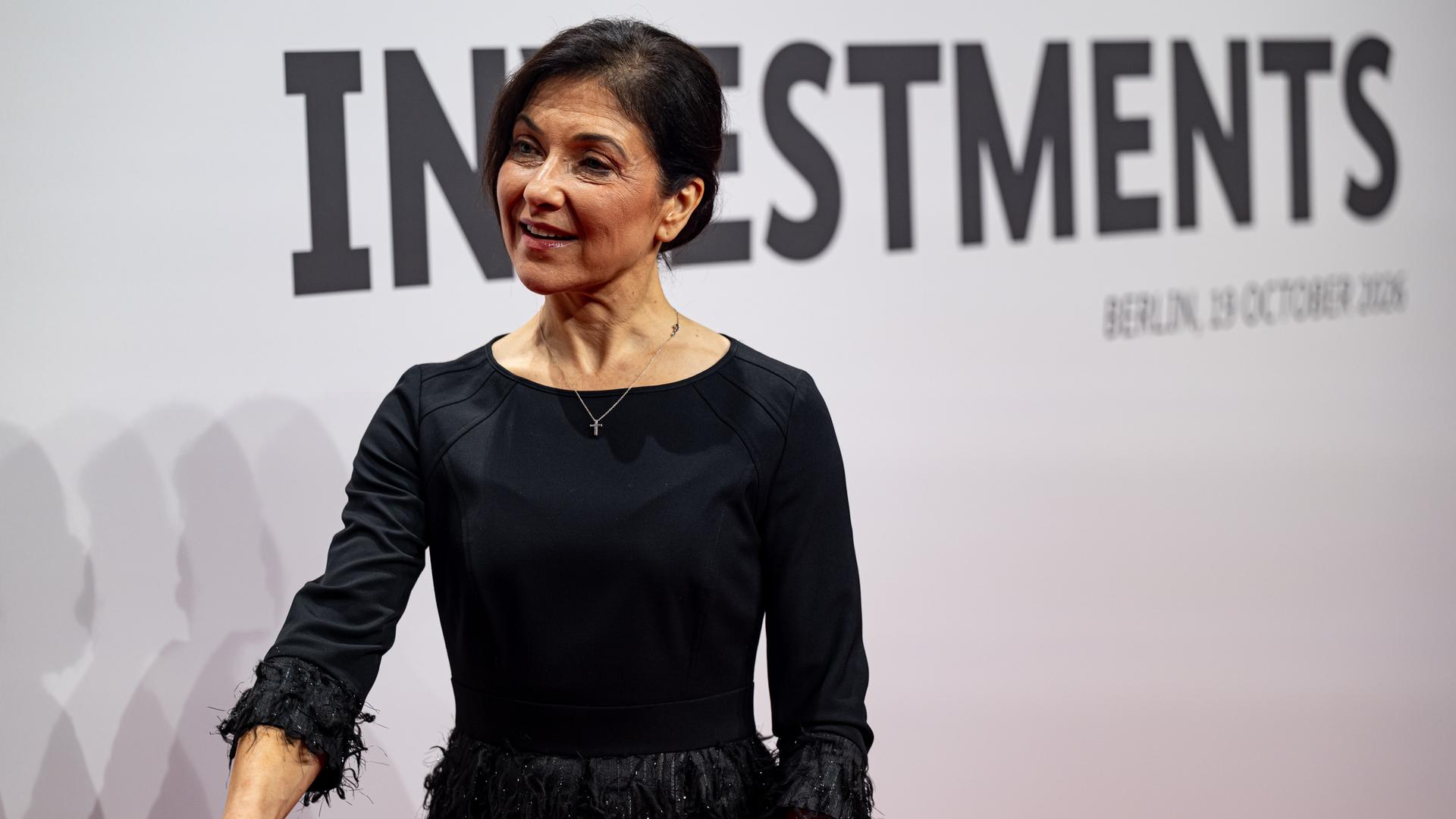 Katherina Reiche (CDU), Bundesministerin für Wirtschaft und Energie, streckt bei der Eröffnungsveranstaltung des "Invest in Germany Summit" eine Hand zum Händeschütteln aus.