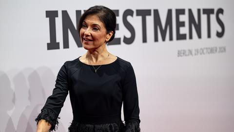 Katherina Reiche (CDU), Bundesministerin für Wirtschaft und Energie, streckt bei der Eröffnungsveranstaltung des "Invest in Germany Summit" eine Hand zum Händeschütteln aus.