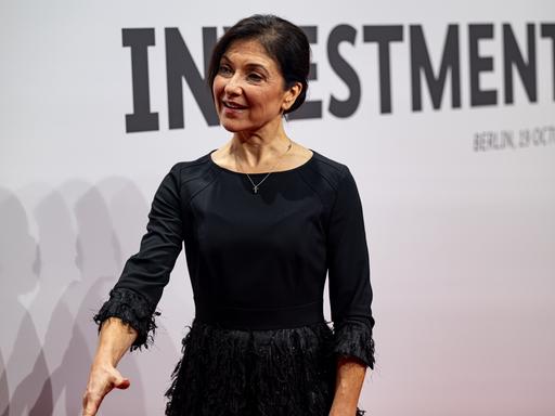 Katherina Reiche (CDU), Bundesministerin für Wirtschaft und Energie, streckt bei der Eröffnungsveranstaltung des "Invest in Germany Summit" eine Hand zum Händeschütteln aus. Katherina Reiche (CDU), Bundesministerin für Wirtschaft und Energie, streckt bei der Eröffnungsveranstaltung des "Invest in Germany Summit" eine Hand zum Händeschütteln aus.