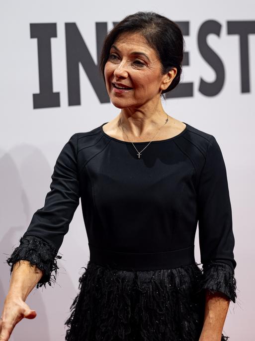 Katherina Reiche (CDU), Bundesministerin für Wirtschaft und Energie, streckt bei der Eröffnungsveranstaltung des "Invest in Germany Summit" eine Hand zum Händeschütteln aus. Katherina Reiche (CDU), Bundesministerin für Wirtschaft und Energie, streckt bei der Eröffnungsveranstaltung des "Invest in Germany Summit" eine Hand zum Händeschütteln aus.