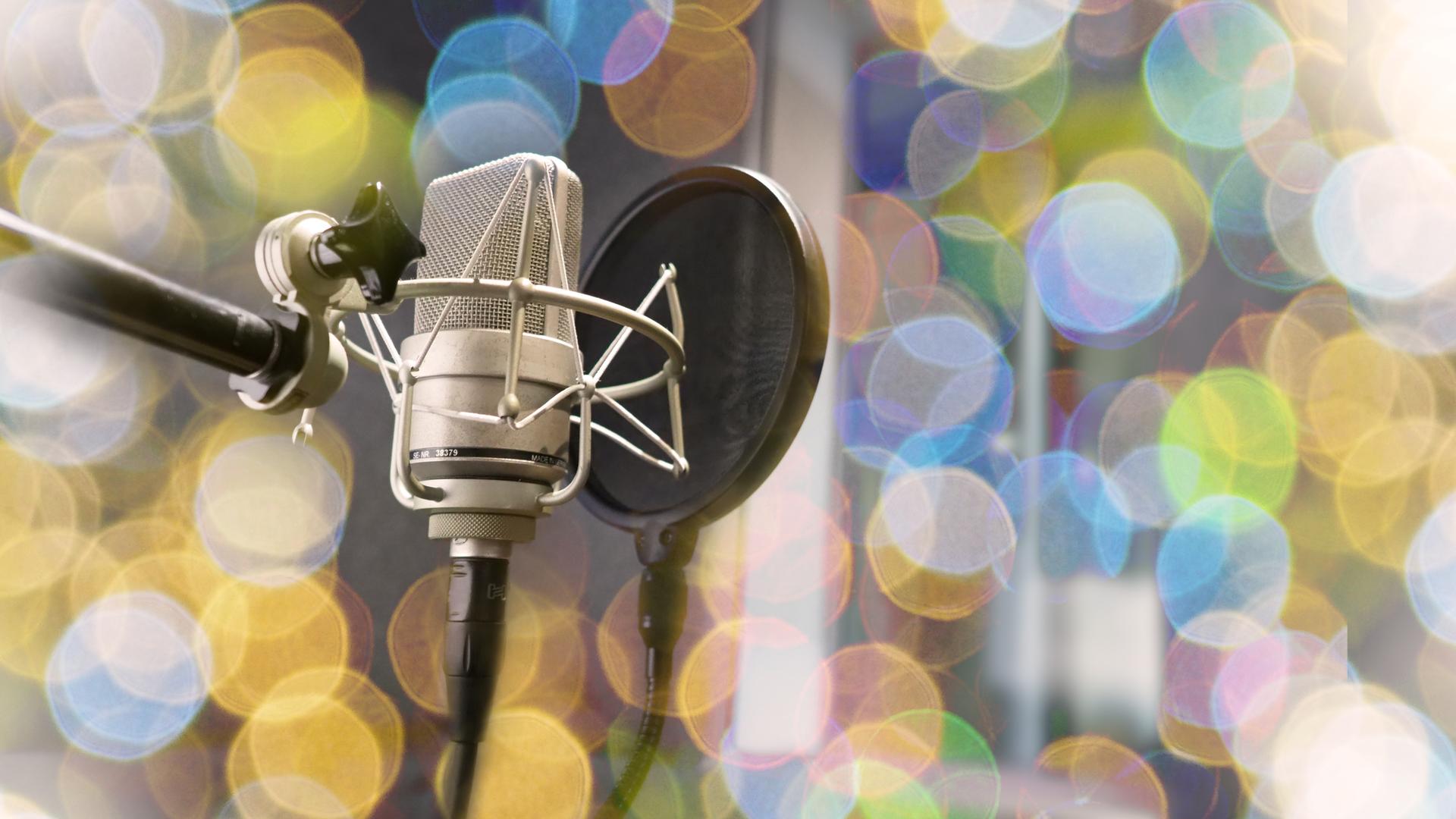 Studiomikrofon vor einem Hintergrund aus Kreisen in Pastelltönen