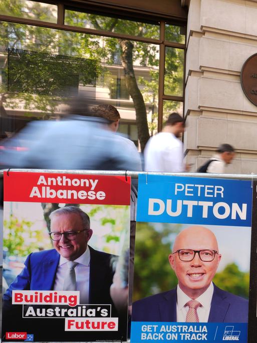 Menschen stehen am Freitag, den 2. Mai 2025, vor der Australischen Hochkommission in London Schlange, um bei der australischen Parlamentswahl ihre Stimme abzugeben. (AP Photo/Kirsty Wigglesworth)