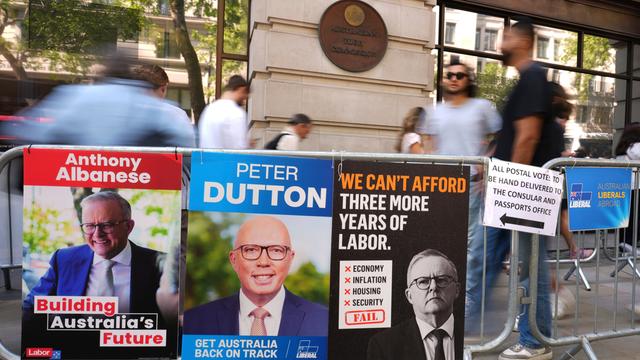 Menschen stehen am Freitag, den 2. Mai 2025, vor der Australischen Hochkommission in London Schlange, um bei der australischen Parlamentswahl ihre Stimme abzugeben. (AP Photo/Kirsty Wigglesworth)