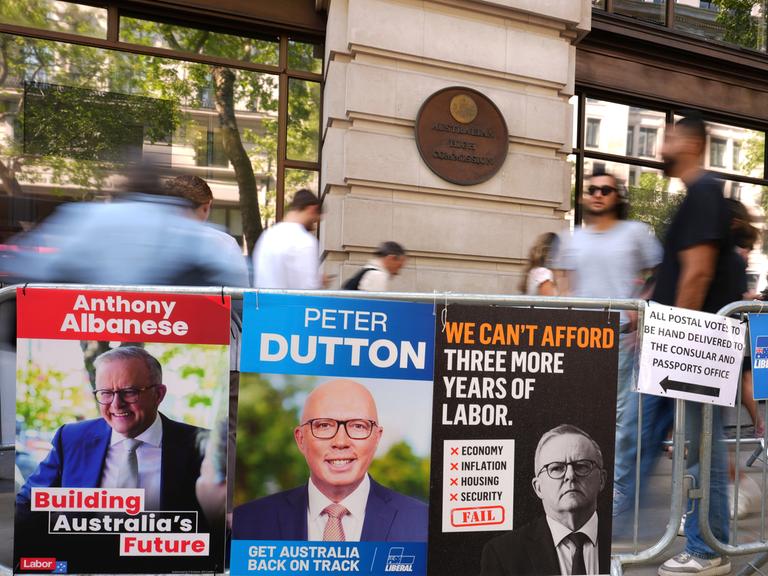 Menschen stehen am Freitag, den 2. Mai 2025, vor der Australischen Hochkommission in London Schlange, um bei der australischen Parlamentswahl ihre Stimme abzugeben. (AP Photo/Kirsty Wigglesworth)