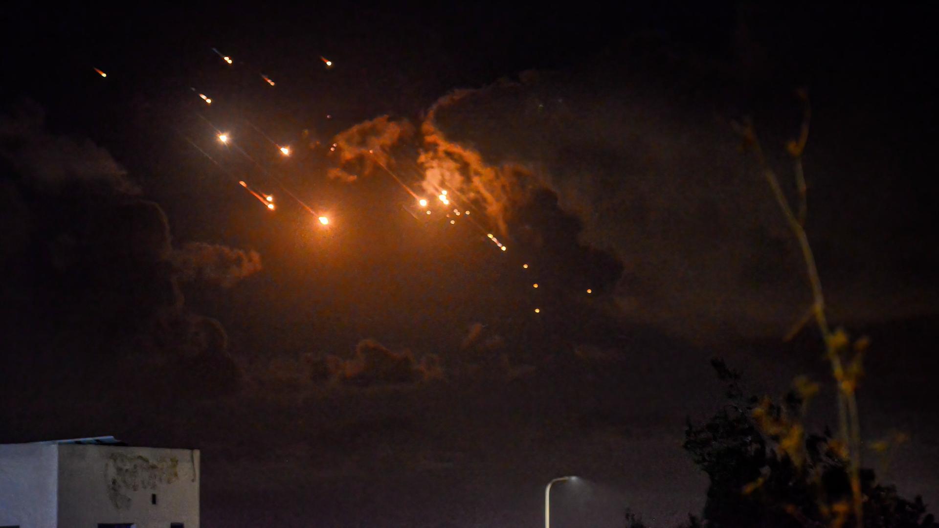 Leuchtende Raketen am Nachthimmel