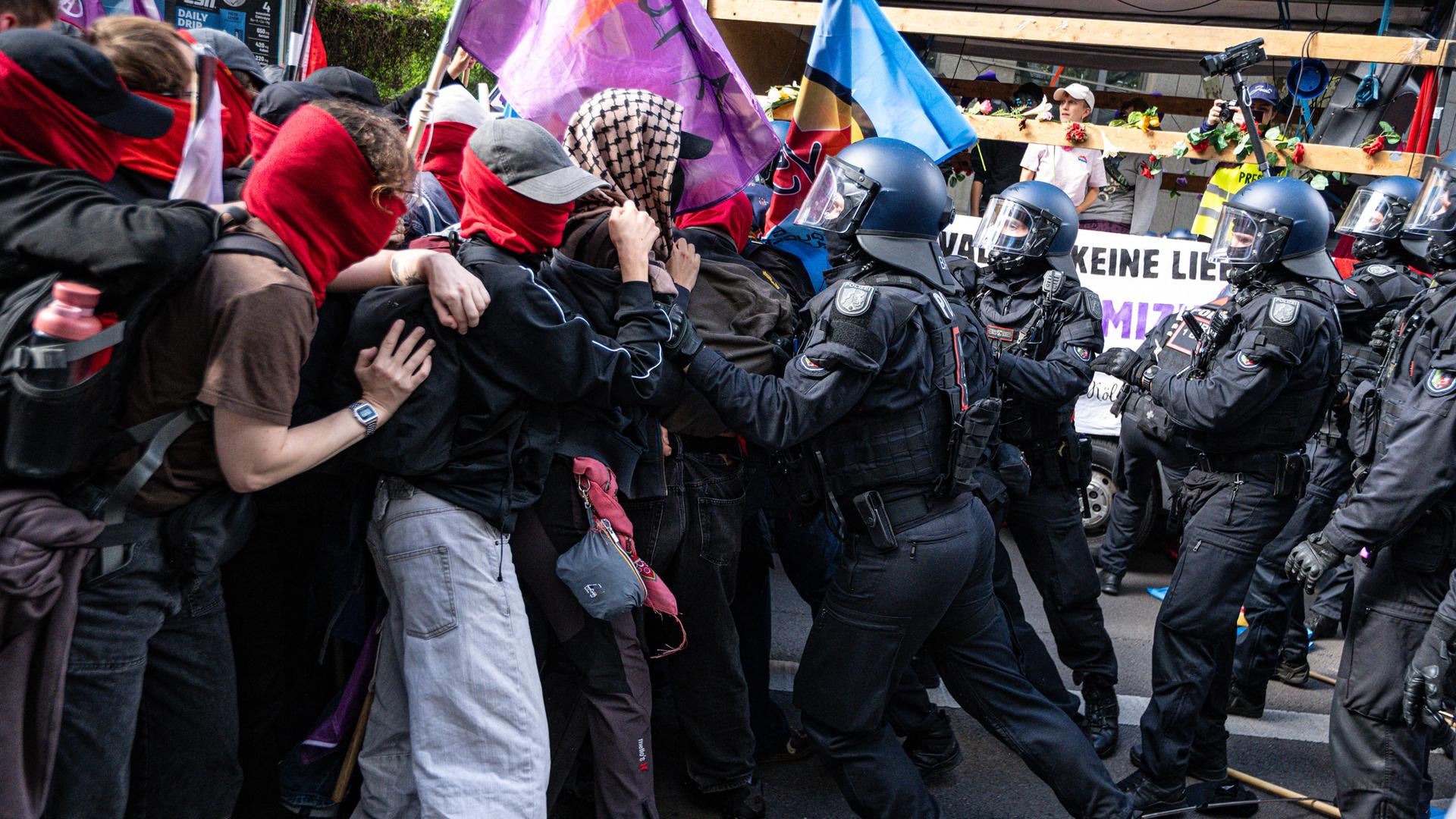 Bei der Abschlussdemonstration des Protestcamps "Rheinmetall entwaffnen" geraten Teilnehmer der Demo und Polizisten aneinander.