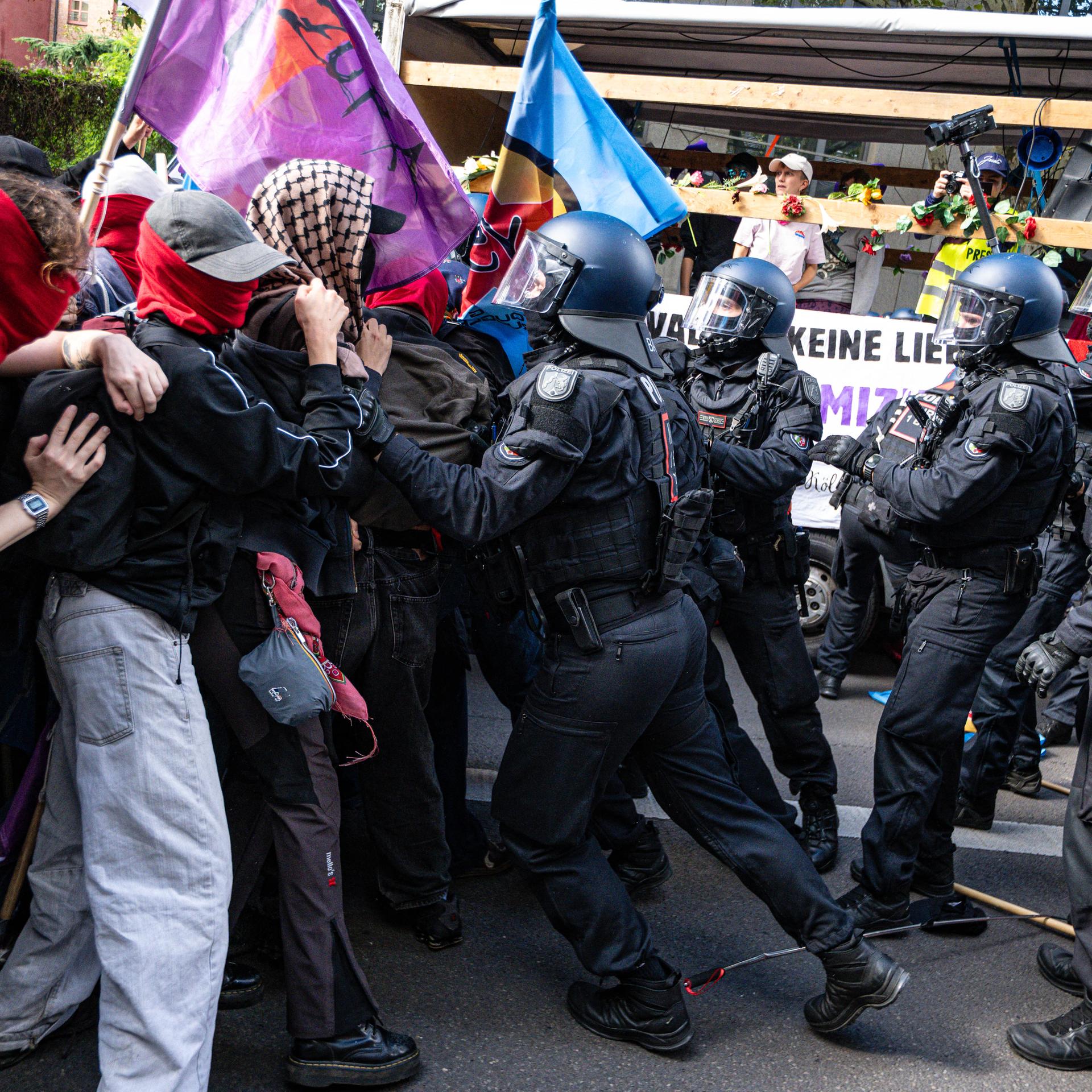 Bei der Abschlussdemonstration des Protestcamps "Rheinmetall entwaffnen" geraten Teilnehmer der Demo und Polizisten aneinander.