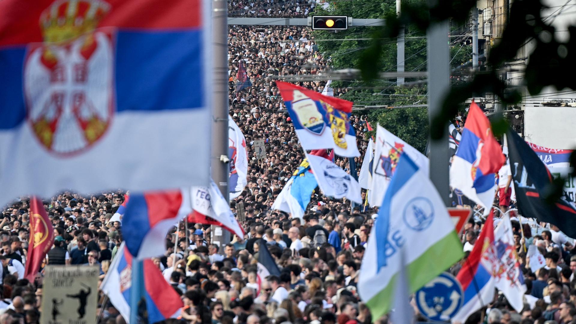 Das Foto zeigt regierungskritische Demonstranten in der serbischen Hauptstadt Belgrad. Viele schwenken Fahnen. Das Foto zeigt regierungskritische Demonstranten in der serbischen Hauptstadt Belgrad. Viele schwenken Fahnen.