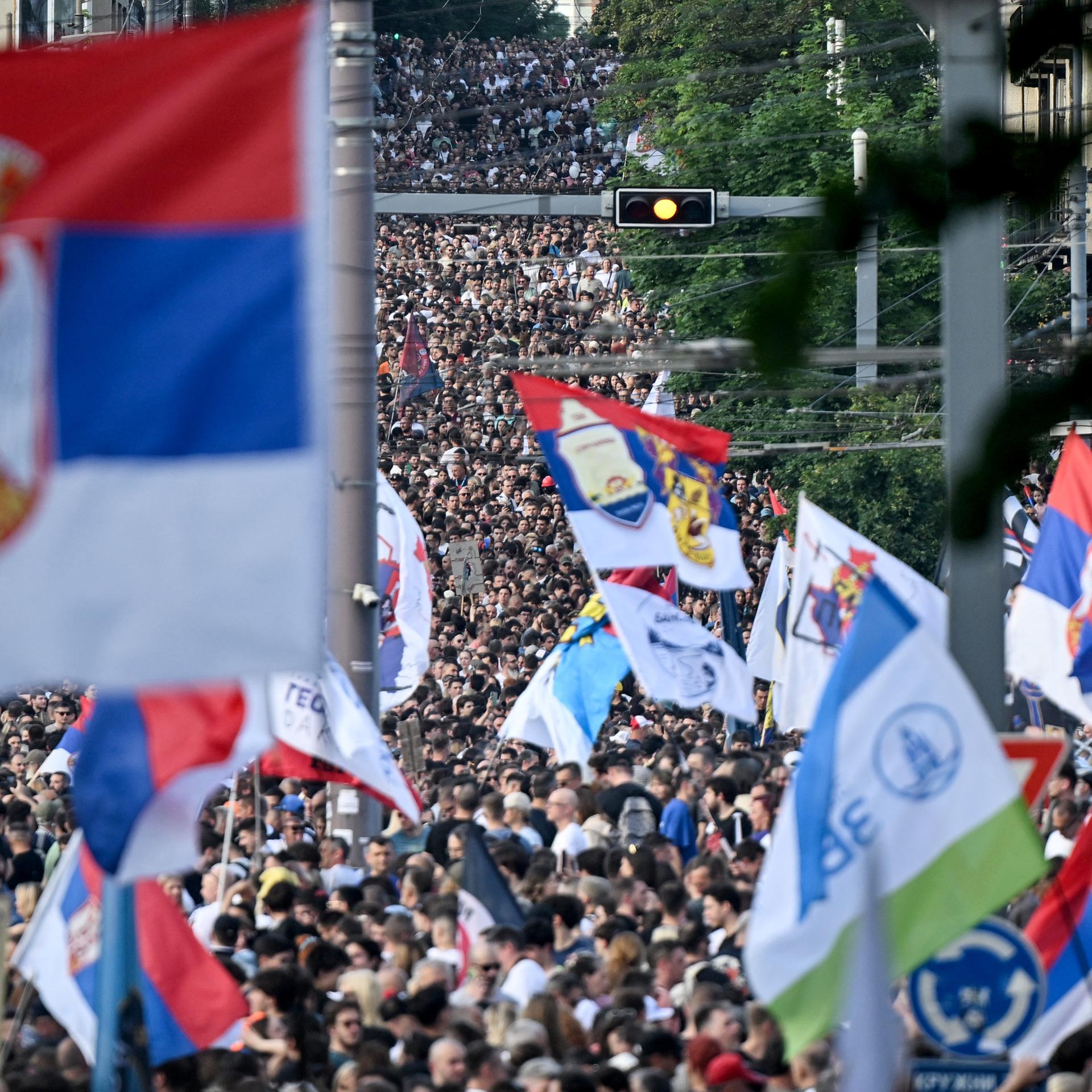 Belgrad - Zehntausende protestieren gegen serbische Führung