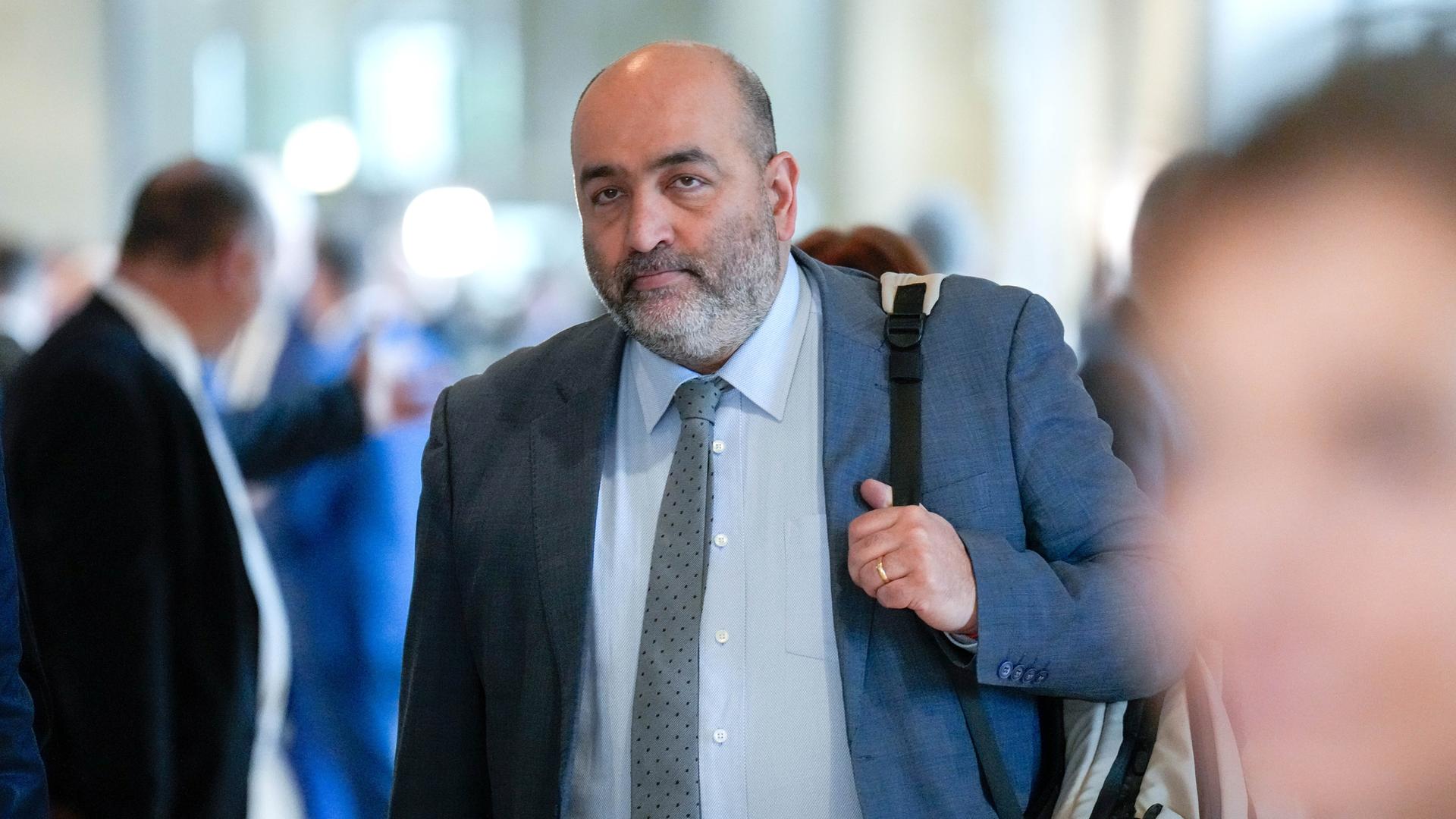 Omid Nouripour geht durch das Gebäude des Deutschen Bundestages. Omid Nouripour geht durch das Gebäude des Deutschen Bundestages.
