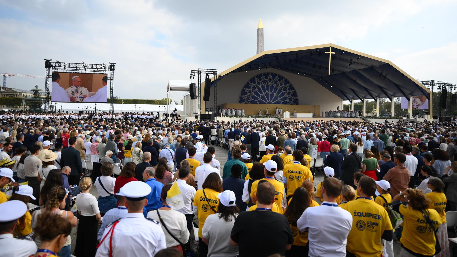 Der Papst feiert vor hunderttausenden Menschen eine Messe auf der Place de la Concorde in Paris. Zu sehen sind Menschenmassen, im Hintergrund die Bühne mit Papst Leo XIV. Der Papst feiert vor hunderttausenden Menschen eine Messe auf der Place de la Concorde in Paris. Zu sehen sind Menschenmassen, im Hintergrund die Bühne mit Papst Leo XIV.