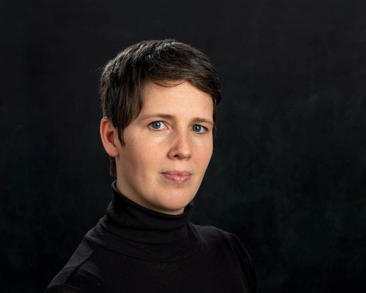 Physikerin Viola Priesemann im Portait vor einem dunklem Hintergrund