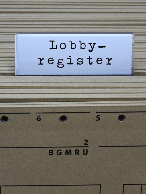 An einem Hängeregister steht der Schriftzug Lobbyregister