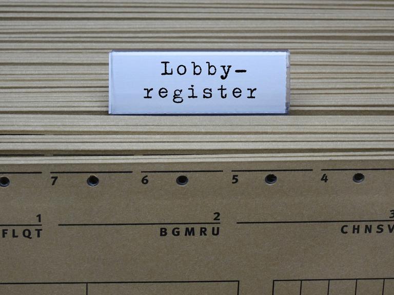 An einem Hängeregister steht der Schriftzug Lobbyregister