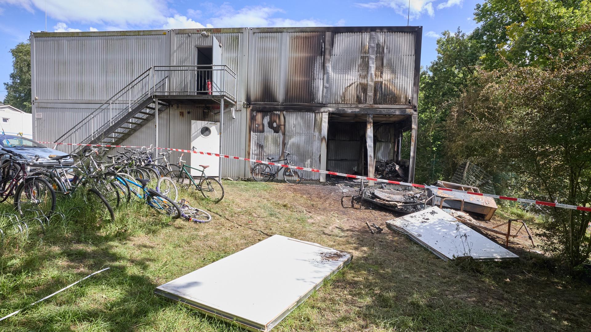 Niedersachsen, Buchholz: Ein bei einer Explosion völlig zerstörter Wohncontainer einer Flüchtlingsunterkunft. 