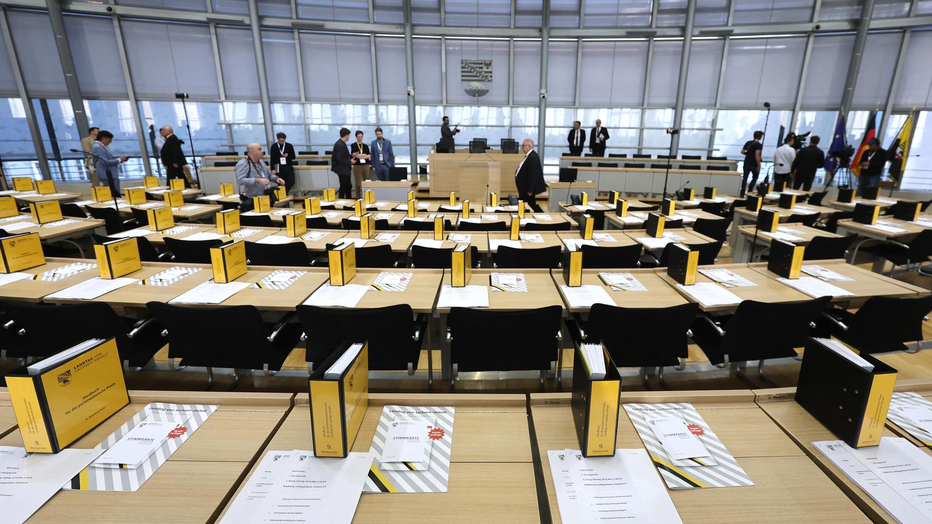 Das Bild zeigt einen Blick in den Plenarsaal. Zu sehen sind die Sitzreihen und Unterlagen auf den Tischen. Das Bild zeigt einen Blick in den Plenarsaal. Zu sehen sind die Sitzreihen und Unterlagen auf den Tischen.