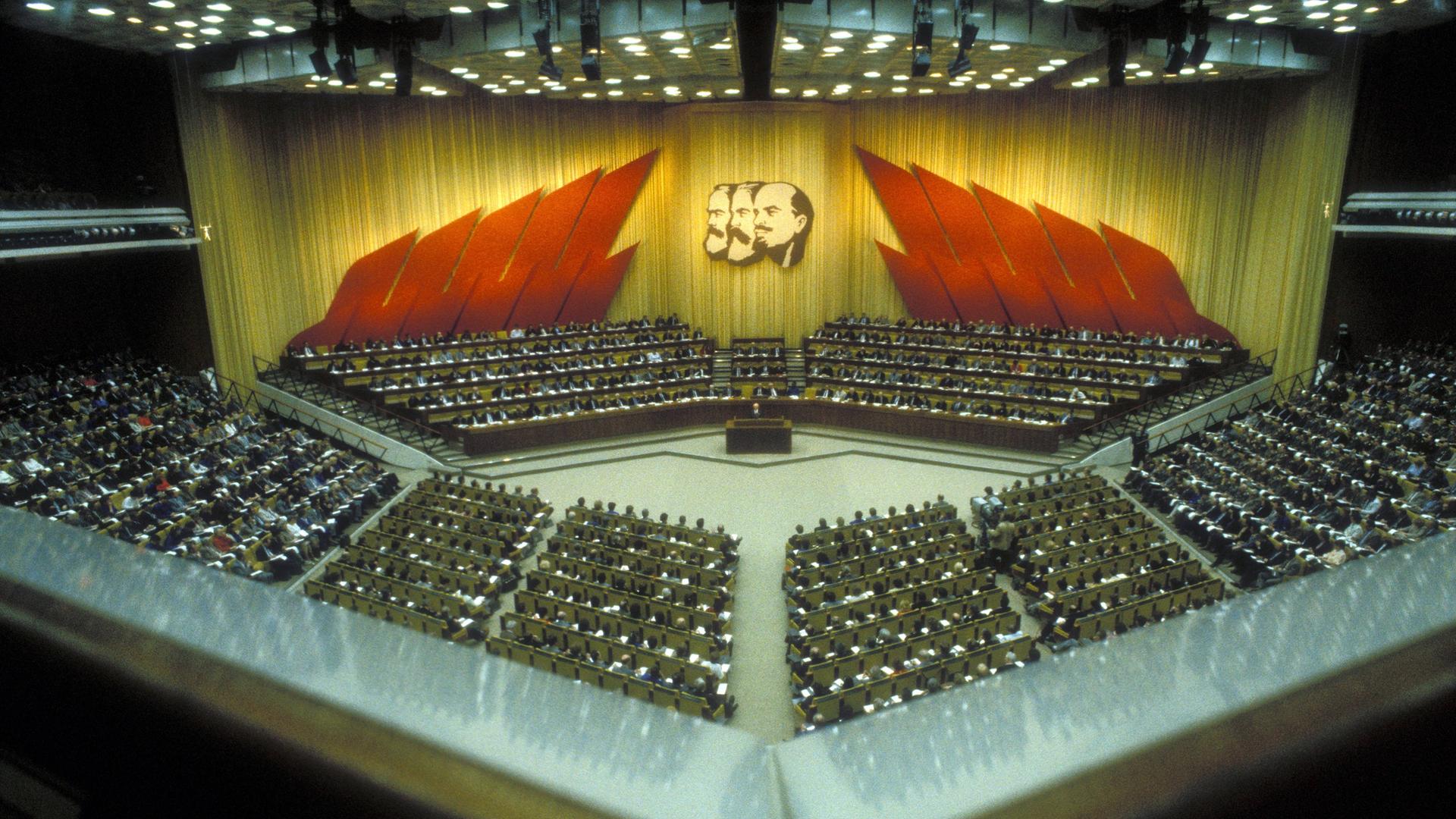 Parteitag der SED im großen Saal des Palastes der Republik in Berlin Ost, am 17. April 1986