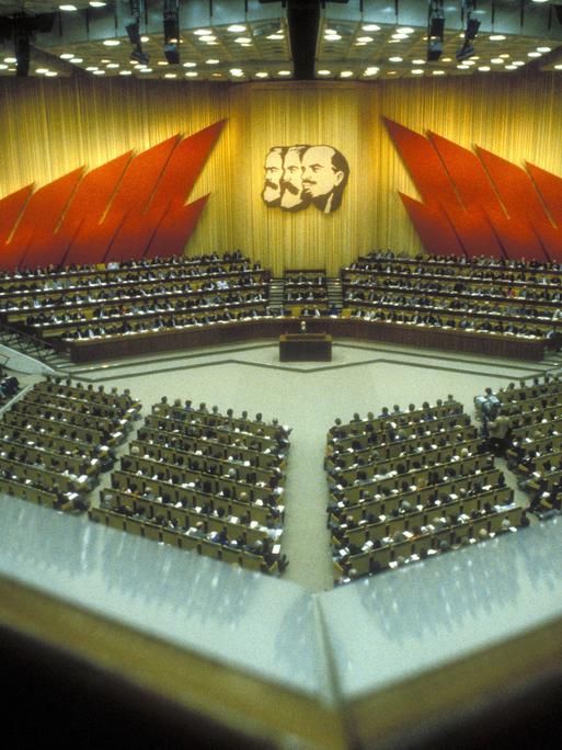 Parteitag der SED im großen Saal des Palastes der Republik in Berlin Ost, am 17. April 1986