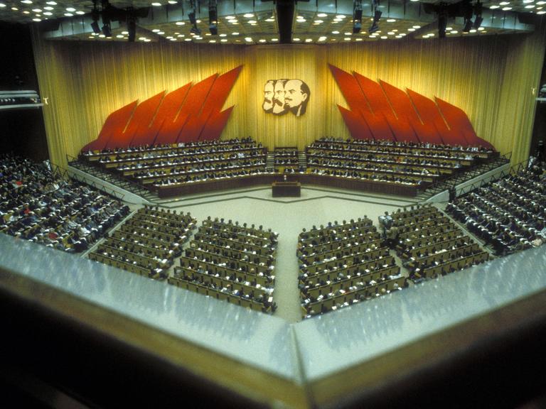 Parteitag der SED im großen Saal des Palastes der Republik in Berlin Ost, am 17. April 1986
