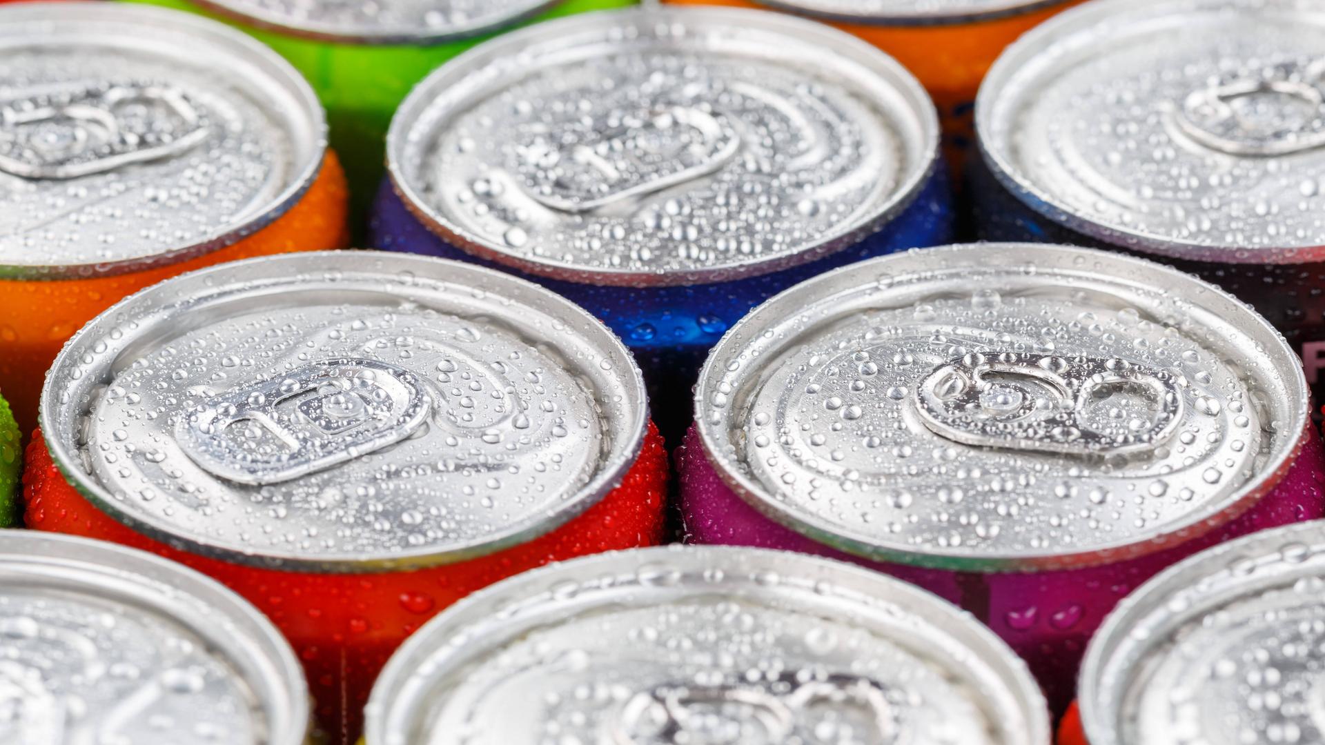 Großaufnahme von Getränkedosen