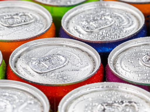 Großaufnahme von Getränkedosen