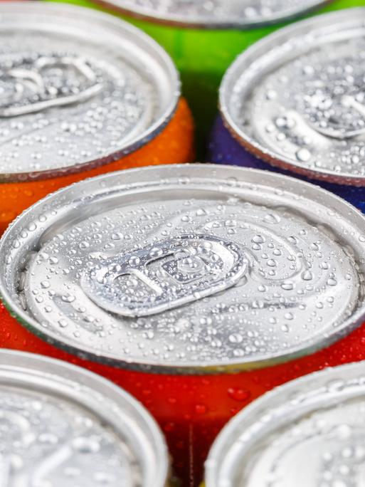 Großaufnahme von Getränkedosen