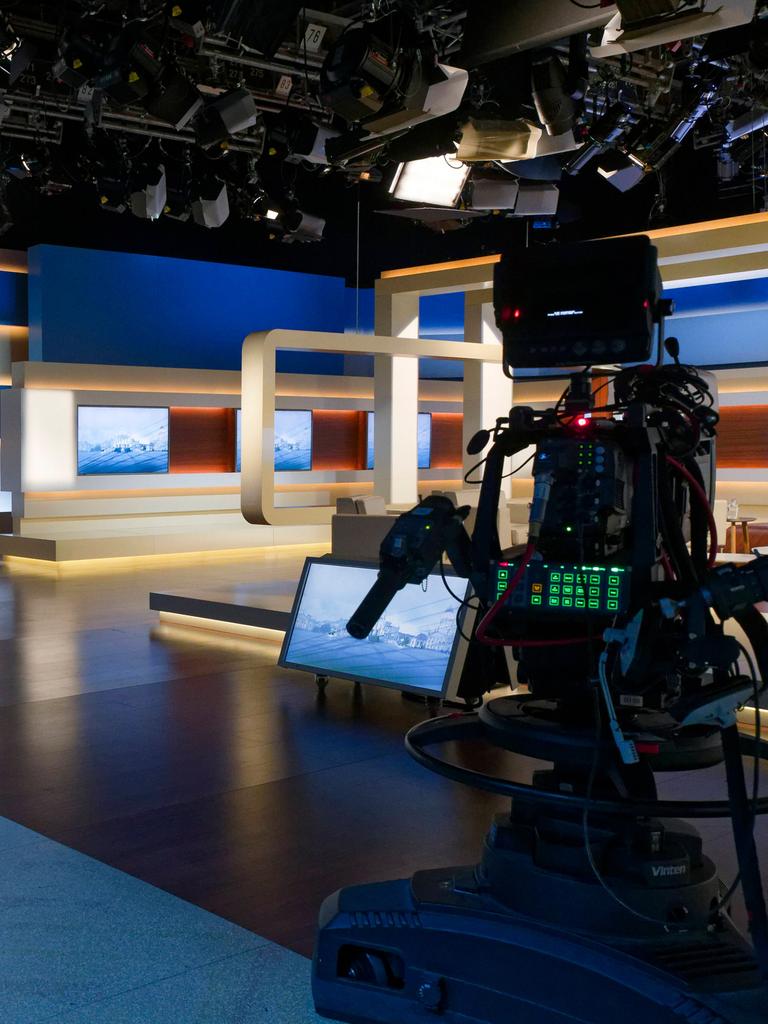 Mehrere Kameras und Scheinwerfer an der Decke im Fernsehstudio der Talkshow "Anne Will"