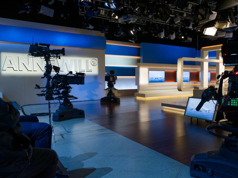 Mehrere Kameras und Scheinwerfer an der Decke im Fernsehstudio der Talkshow "Anne Will"