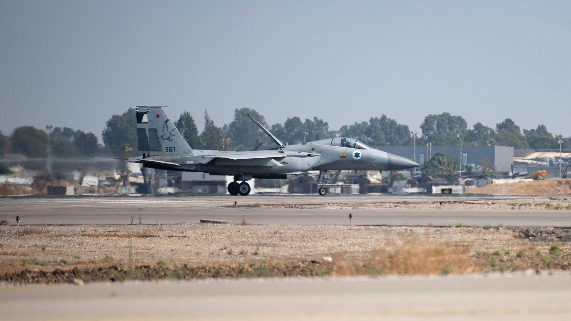 Ein F15-Jet der israelischen Armee vor seinem Start zu einem Angriff auf die jemenitische Stadt Hodeidah. 