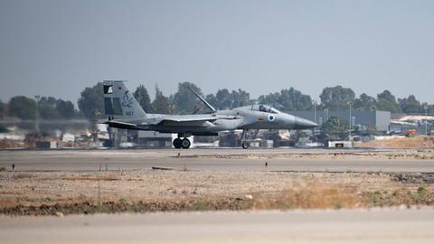 Ein Kampfflugzeug rollt über ein freies Flugfeld.