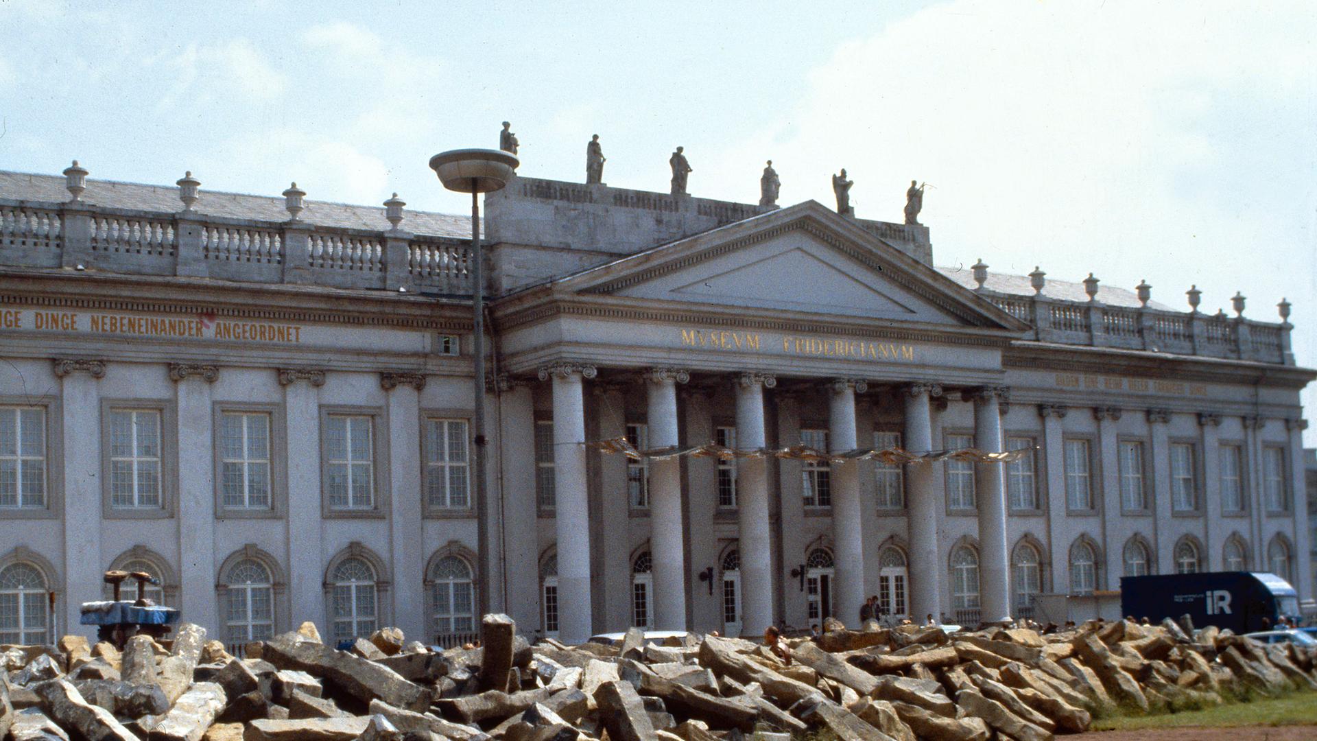 Zum  Start der" documenta 7" ließ Joseph Beuys 7.000 Basaltstelen alsDreieck auf dem Friedrichsplatz in Kassel aufhäufen. An dessen Spitze pflanzte er die erste von 7.000 Eichen