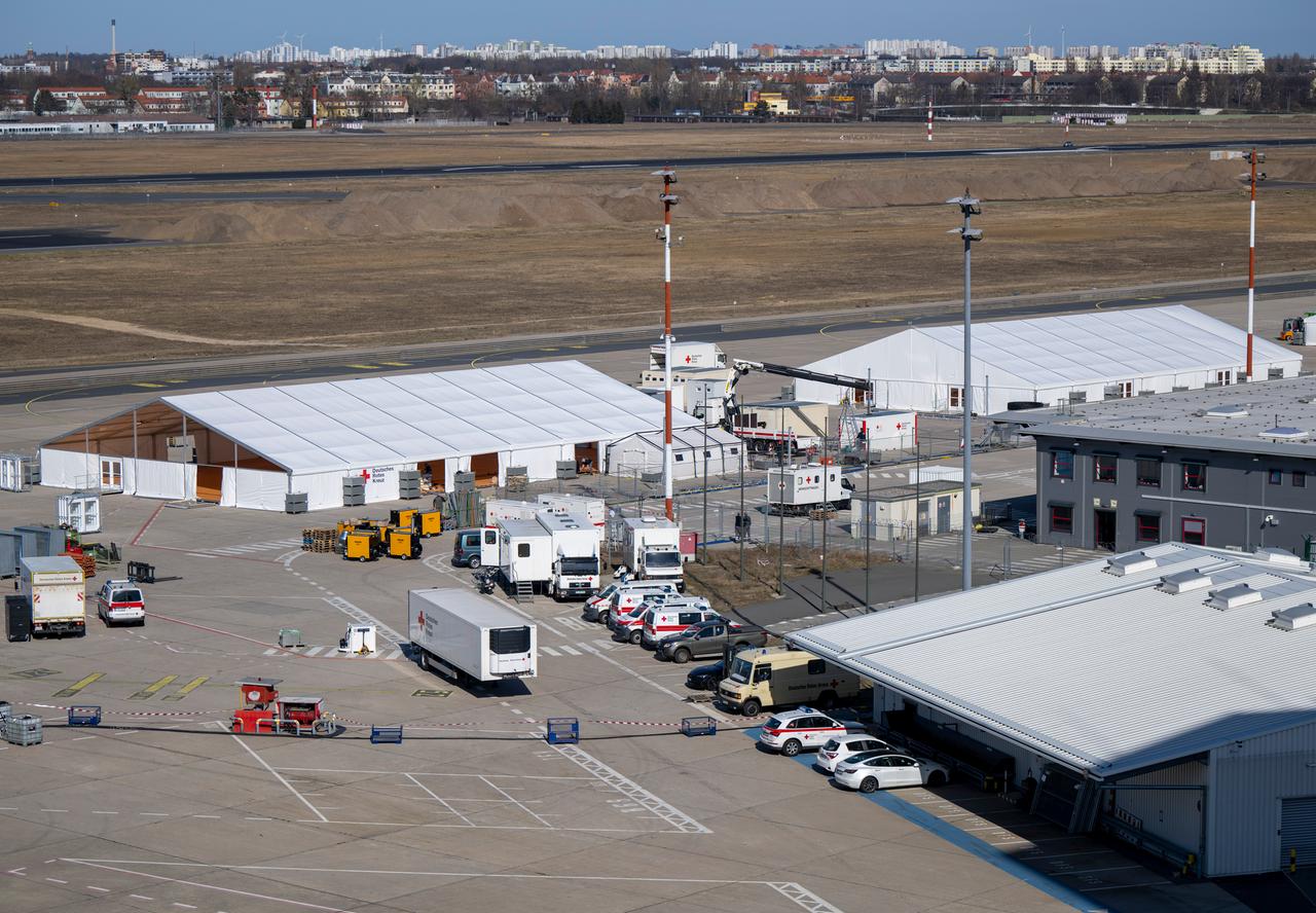 Versorgungszelte stehen auf dem Rollfeld des ehemaligen Flughafens Berlin-Tegel.