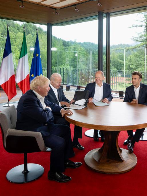 Der britische Premierminister Boris Johnson, US-Präsident Joe Biden, Bundeskanzler Olaf Scholz, der französische Präsident Emmanuel Macron und der italienische Ministerpräsident Mario Draghi bei einer Unterredung in Schloss Elmau 