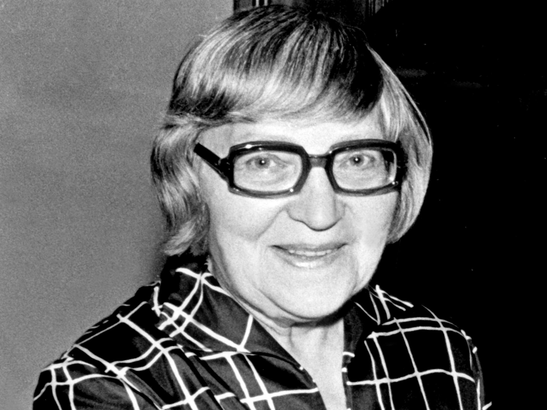 Die deutsche Schriftstellerin Marieluise Fleißer in einer undatierten Schwarzweißfotografie. Sie trägt eine dicke Hornbrille und schaut freundlich in die Kamera.