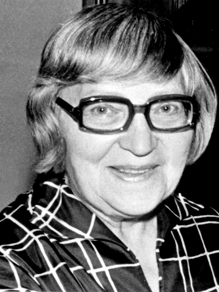 Die deutsche Schriftstellerin Marieluise Fleißer in einer undatierten Schwarzweißfotografie. Sie trägt eine dicke Hornbrille und schaut freundlich in die Kamera.