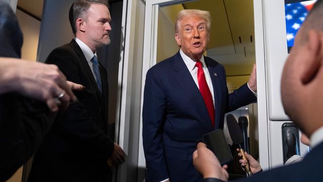 US-Präsident Donald Trump lehnt an der Tür der Regierungsmaschine Airforce One im Gespräch mit Reportern am 30.10.2025