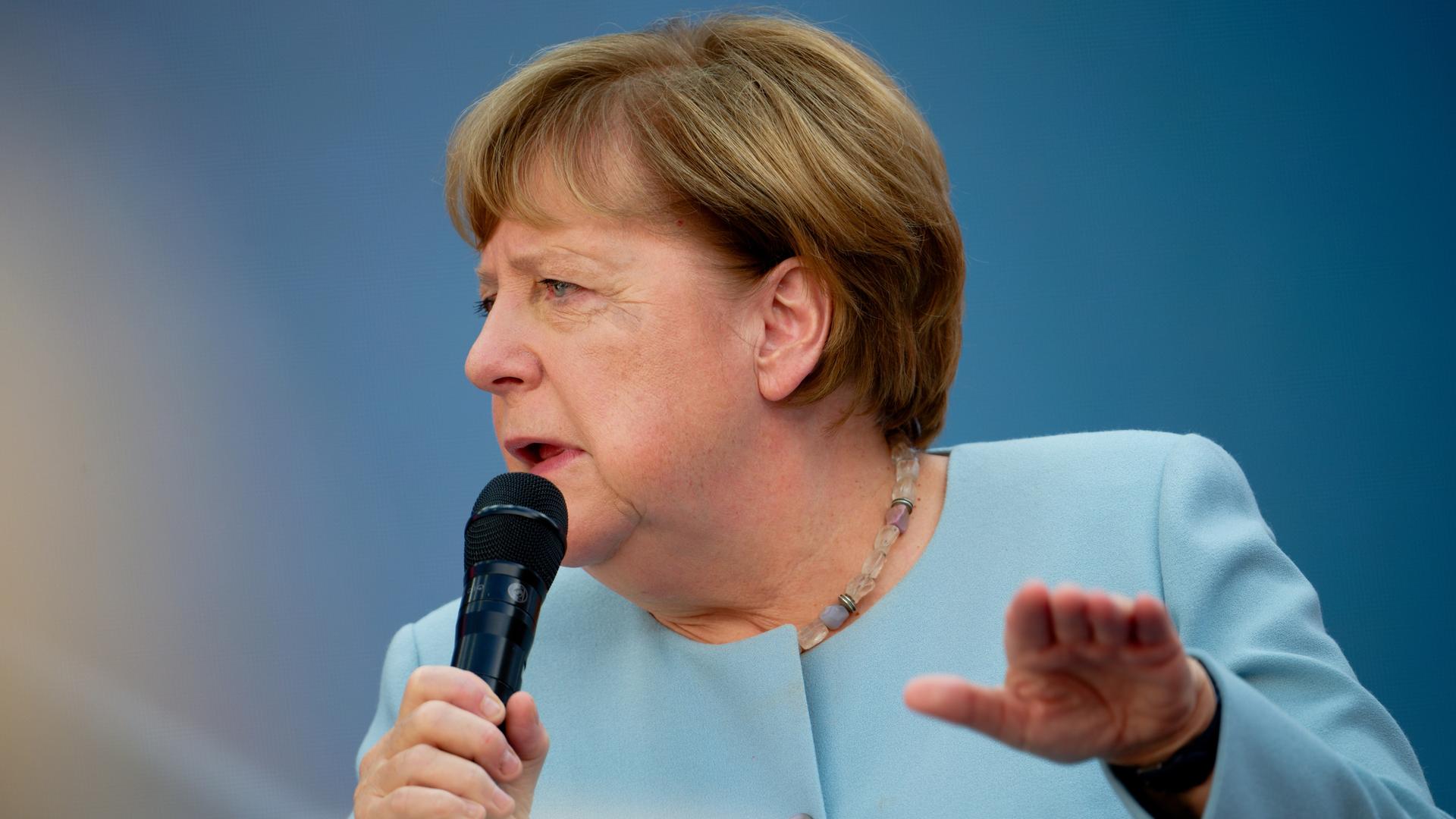 Die ehemalige Bundeskanzlerin Angela Merkel (CDU) spricht bei der Digitalmesse Digital X in Köln in ein Mikrofon. 