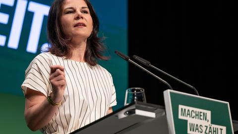 Außenministerin Baerbock spricht auf einer Parteiveranstaltung der Grünen in Potsdam. 