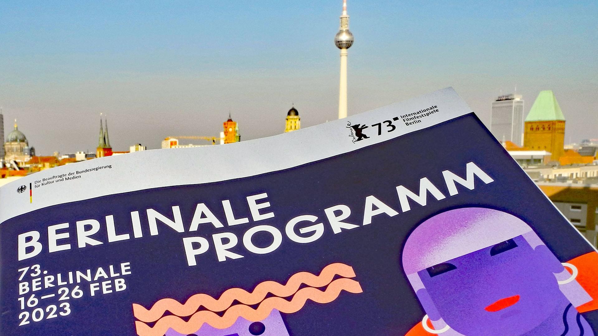 Das offizielle Festivalprogramm der Berlinale 2023 vor der Skylien Berlins mit dem Wahrzeichen Fernsehturm