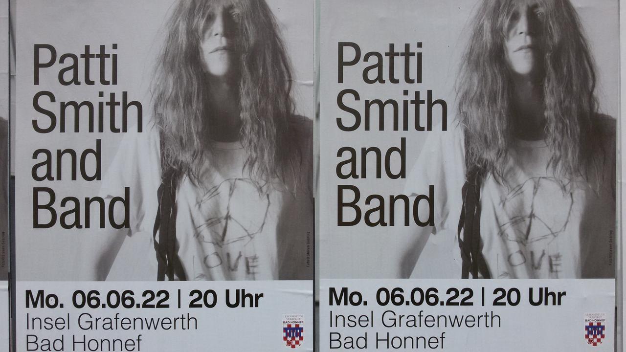 Zwei nebeneinander hängende Plakte, die das Konzert von Patti Smith im Juni 2022 ankündigen.
