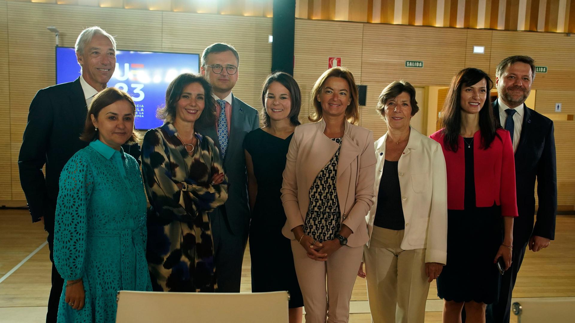 Der ukrainische Außenminister steht mit einigen seiner europäischen Kolleginnen und Kollegen zu einem Foto zusammen.