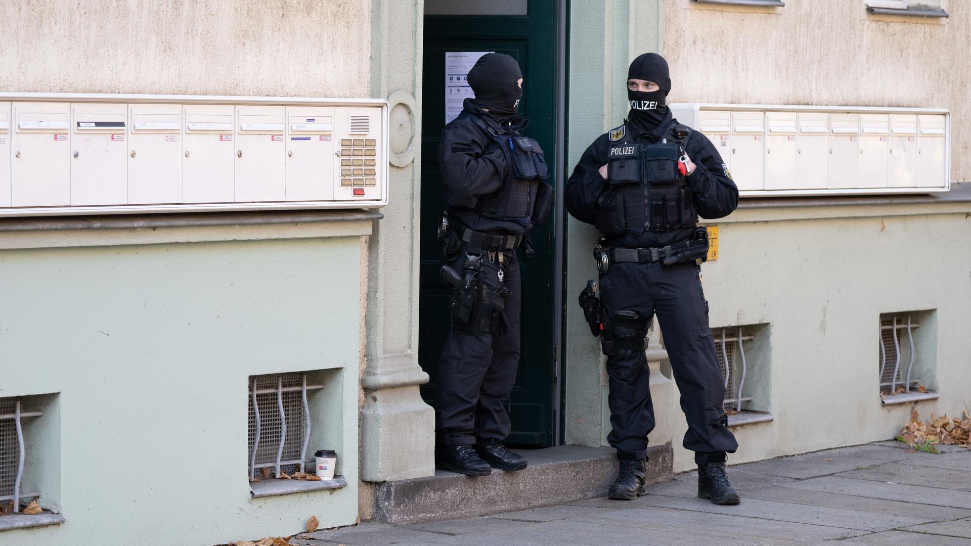 Dresden: Polizisten stehen während einer Razzia gegen mutmaßliche Rechtsextreme in einem Hauseingang im Dresdner Stadtteil Cotta.