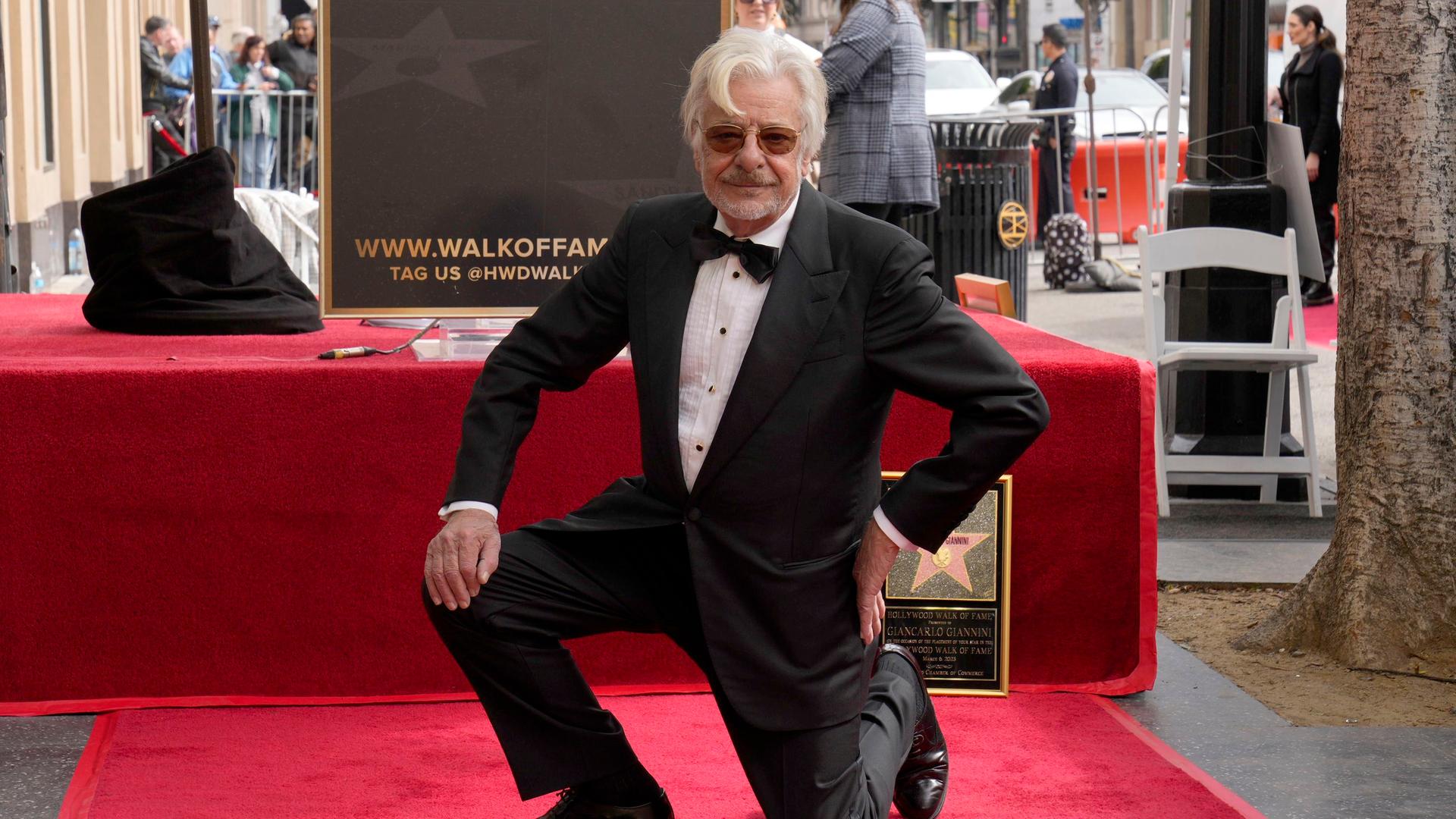 USA, Los Angeles: Der italienische Schauspieler Giancarlo Giannini, bekannt für seine Rollen in "Liebe und Anarchie" und "Casino Royale", nimmt an einer Zeremonie teil, bei der er mit einem Stern auf dem Hollywood "Walk of Fame" geehrt wird. USA, Los Angeles: Der italienische Schauspieler Giancarlo Giannini, bekannt für seine Rollen in "Liebe und Anarchie" und "Casino Royale", nimmt an einer Zeremonie teil, bei der er mit einem Stern auf dem Hollywood "Walk of Fame" geehrt wird.
