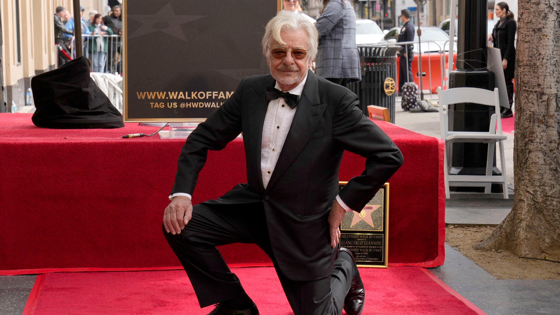 USA, Los Angeles: Der italienische Schauspieler Giancarlo Giannini, bekannt für seine Rollen in "Liebe und Anarchie" und "Casino Royale", nimmt an einer Zeremonie teil, bei der er mit einem Stern auf dem Hollywood "Walk of Fame" geehrt wird.