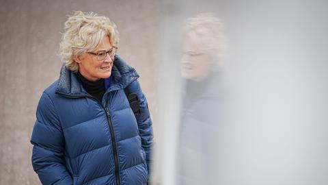 Christine Lambrecht (SPD), Bundesministerin der Verteidigung, geht zum Airbus A321 der Luftwaffe auf dem militärischen Teil des BER-Flughafens für den Flug nach Bratislava. In Bratislava trifft die Ministerin ihren slowakischen Amtskollegen bevor sie in dem Nato-Land stationierte deutsche Bundeswehrsoldaten in Lest (Truppenübungszentrum) und Sliac (Militärflughafen) trifft. Die deutschen Soldaten in der direkt an die Ukraine grenzenden Slowakei gehören zur Air Missile Defence Task Force und der multinationalen Battlegroup der Nato.